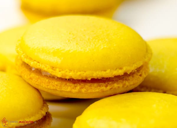 Macarons mit Ananas-Füllung.