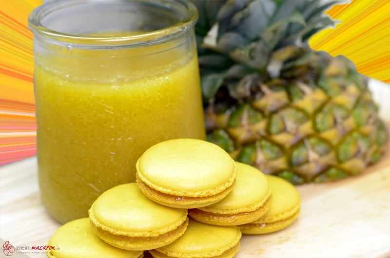 Ananas-Marmelade im Glas und gefüllte Macarons.