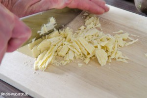 Avocado-Maracuja-Ganache. Kuvertüre hacken.