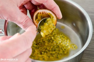 Avocado-Maracuja-Ganache. Maracuja halbieren und Fruchtfleisch herauslösen.