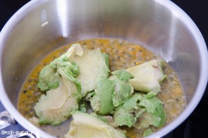 Avocado-Maracuja-Ganache. Avocado und Limettensaft mit Maracuja-Pulpe in einen Topf geben.