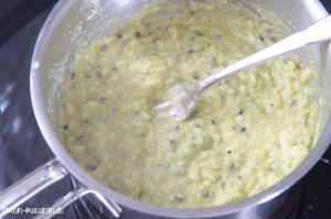 Avocado-Maracuja-Ganache. Avocado mit einer Gabel zerdrücken und die Masse aufkochen.