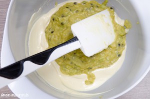 Avocado-Maracuja-Ganache. Heiße Avocado-Masse zur Kuvertüre geben.