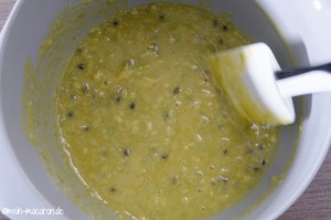 Avocado-Maracuja-Ganache. Kuvertüre und Avocado glatt rühren.