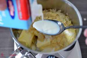 Der Mandelbelag für Bienenstich.