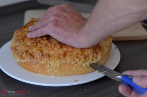 Den Bienenstich in der Mitte aufschneiden.