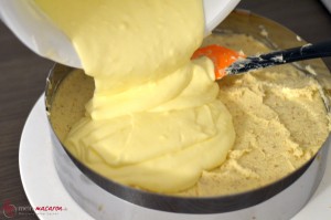 Die Vanillecreme kommt auf den Boden des Bienenstich.