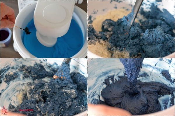 Eischnee färben und unter Mandeln und Puderzucker heben.