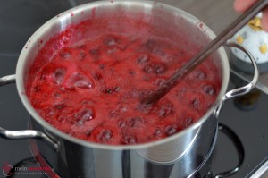 Brombeermarmelade, Gelierzucker und Brombeeren aufkochen.