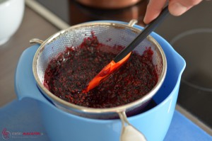 Brombeermarmelade durch ein Sieb streichen.