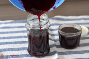 Brombeermarmelade in Gläser abfüllen.