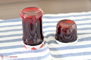 Brombeermarmelade, Gläser auf den Kopf stellen zum Sterilisieren.