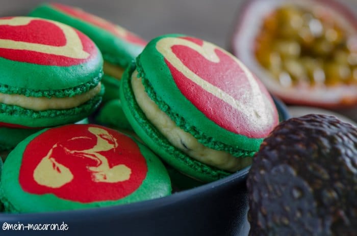 Bunte Macarons mit Avocado-Maracuja-Ganache.