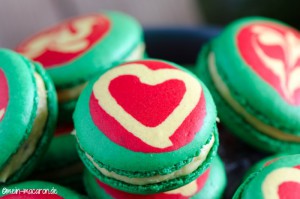Bunte Macarons mit Avocado-Maracuja-Ganache.
