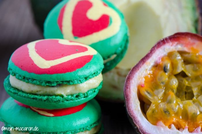 Bunte Macarons mit Avocado-Maracuja-Ganache.