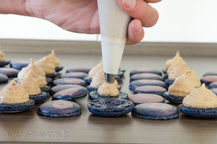 Macarons füllen.