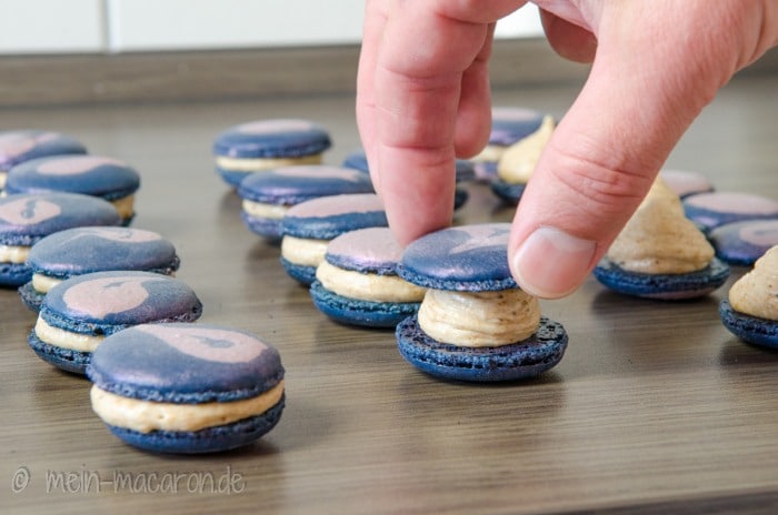 Macarons zusammensetzen.