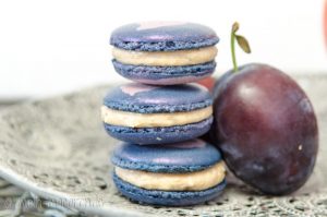 Macarons mit Pflaume gefüllt.