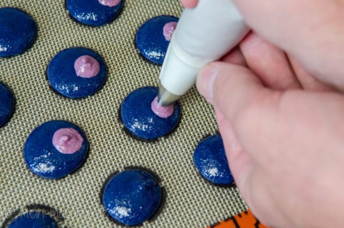 Macarons aufspritzen.