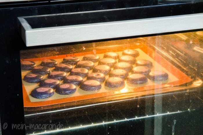 Macarons backen im Ofen.