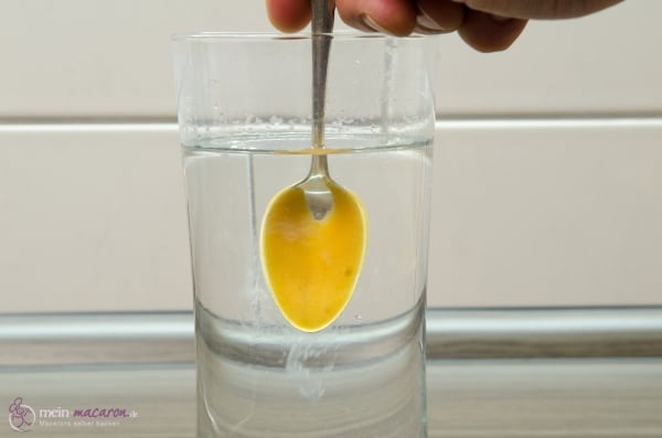 Nimm eine Probe vom Karamell und kühle ihn ab.