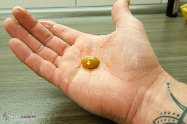 Du kannst eine Kugel formen? Dann ist der Karamell fertig.