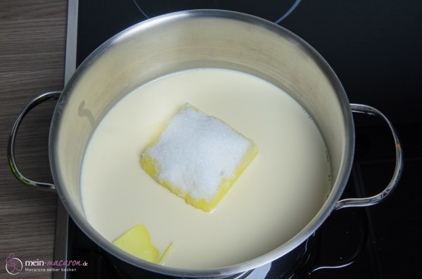 Kondensmilch, Butter und Zucker kommen zusammen in einen Topf.