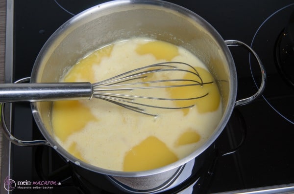 Die Butter hat sich aufgelöst, die Kondensmilch köchelt langsam.