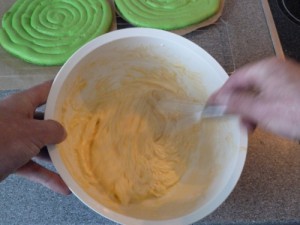 Die Buttercreme ist fertig, wenn sie schön cremig ist.