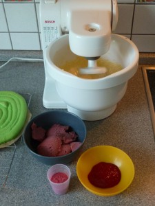 Die Buttercreme wird in der Küchenmaschine weiter verarbeitet.