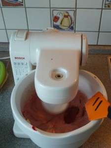 Himbeerpudding, Himbeermark und Himbeerpulver kommen zur Buttercreme nach und nach hinzu