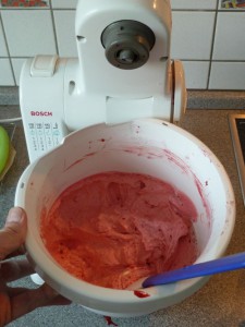 Die fertige Buttercreme mit Himbeergeschmack.