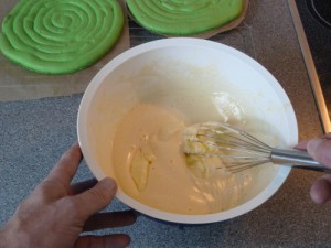 Die Butter wird unter den Eischaum gerührt.