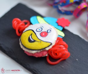 Clown-Macaron mit Himbeercreme