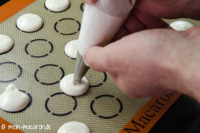 Macarons aufspritzen.