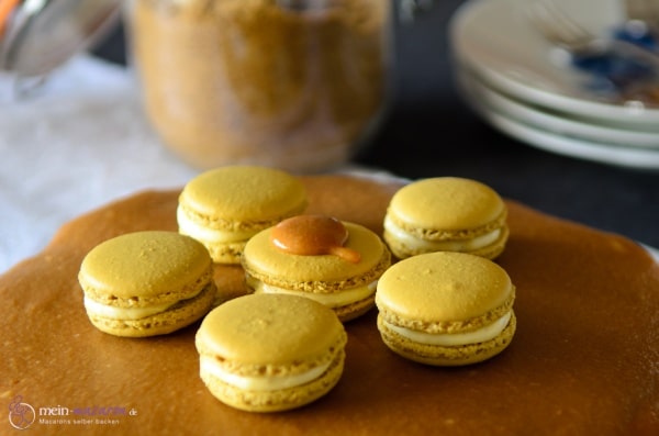 Macarons mit Eierlikoer-Mousse.