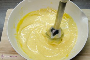 Eierlikör und Kuvertüre mit dem Mixstab bearbeiten.