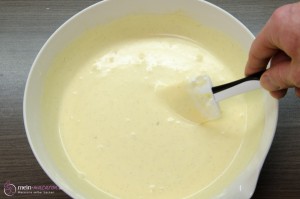 Die 2. Hälfte Sahne wird untergehoben, die Eierlikör-Mousse ist fertig.