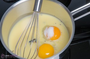 Eierlikör, Eigelbe, Vanille und Zucker im Topf mischen.