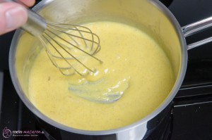 Eierlikör erwärmen und abbinden.