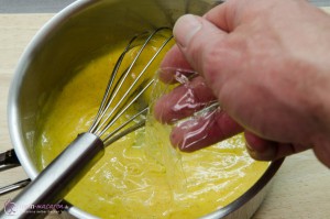 Gelatine im Eierlikör auflösen.