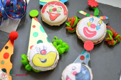 Ein bunter Haufen Clown-Macarons