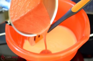 Erdbeer-Ganache, Schritt 5 Erdbeerpüree zur Kuvertüre geben.