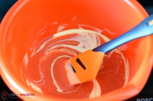 Erdbeer-Ganache, Schritt 6 Erdbeerpüree und Kuvertüre glatt rühren.