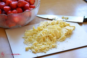 Erdbeer-Ganache, Schritt 1 Kuvertüre hacken.