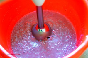 Erdbeer-Ganache, Schritt 7 Butter mit Mixstab einarbeiten.