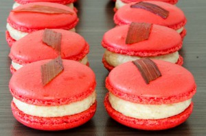 Macarons mit Erdbeer-Rhabarber-Mousse.