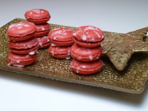 Erdbeermacarons mit Rum-Zuckerguss.