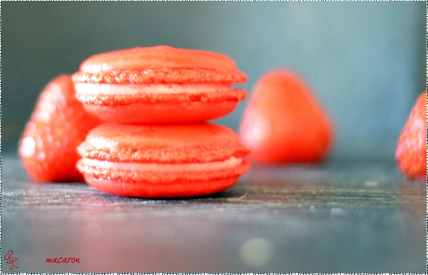 Macarons mit Erdbeer-Ganache.