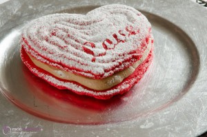 Herz-Macaron mit Schokomousse.